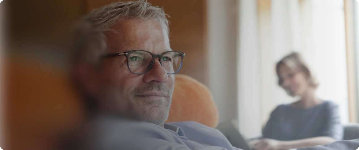 Paar verwaltet seine Finanzen online